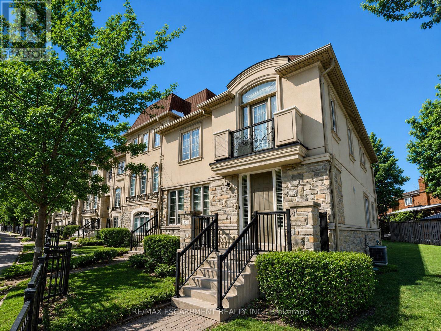 Row / Townhouse for Sale in 131 ROBERT SPECK PARKWAY|Mississauga (City Centre), Ontario L4Z0A6