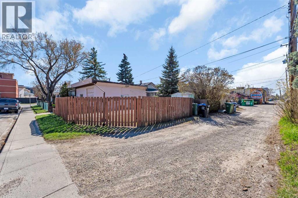 House for Sale in 426 8 Avenue NE|Calgary, Alberta T2E0R2 5