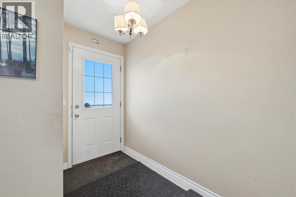 Row / Townhouse for Sale in 46 Falconer Terrace NE|Calgary, Alberta T3J1W4 3