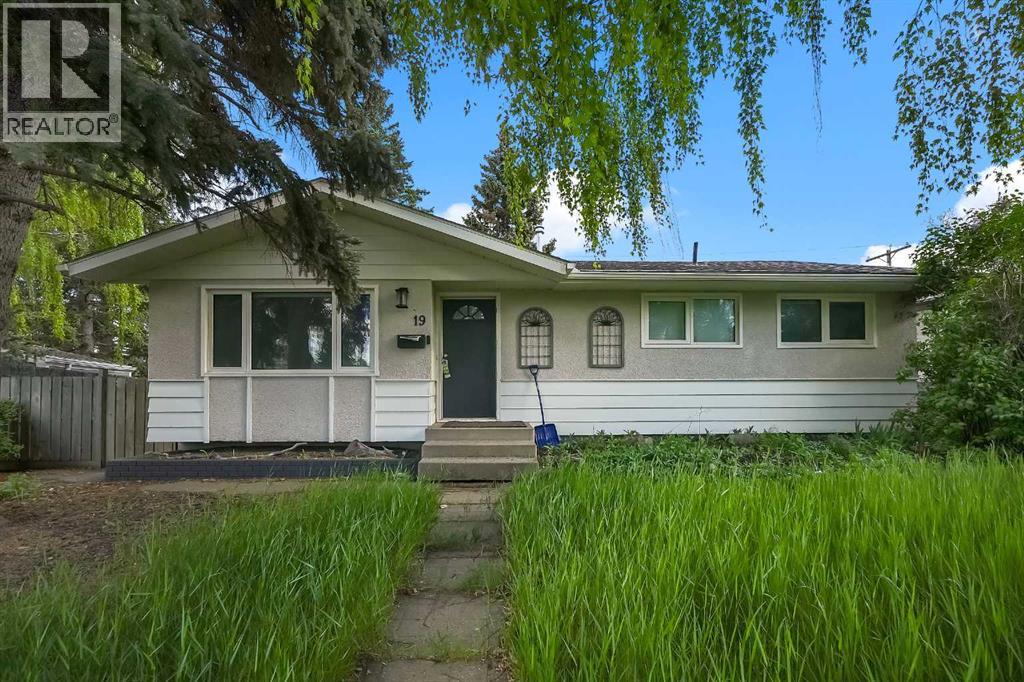 House for Sale in 19 Haddock Road SW|Calgary, Alberta T2V3J9 2