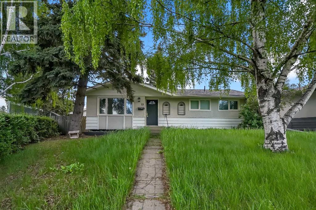 House for Sale in 19 Haddock Road SW|Calgary, Alberta T2V3J9