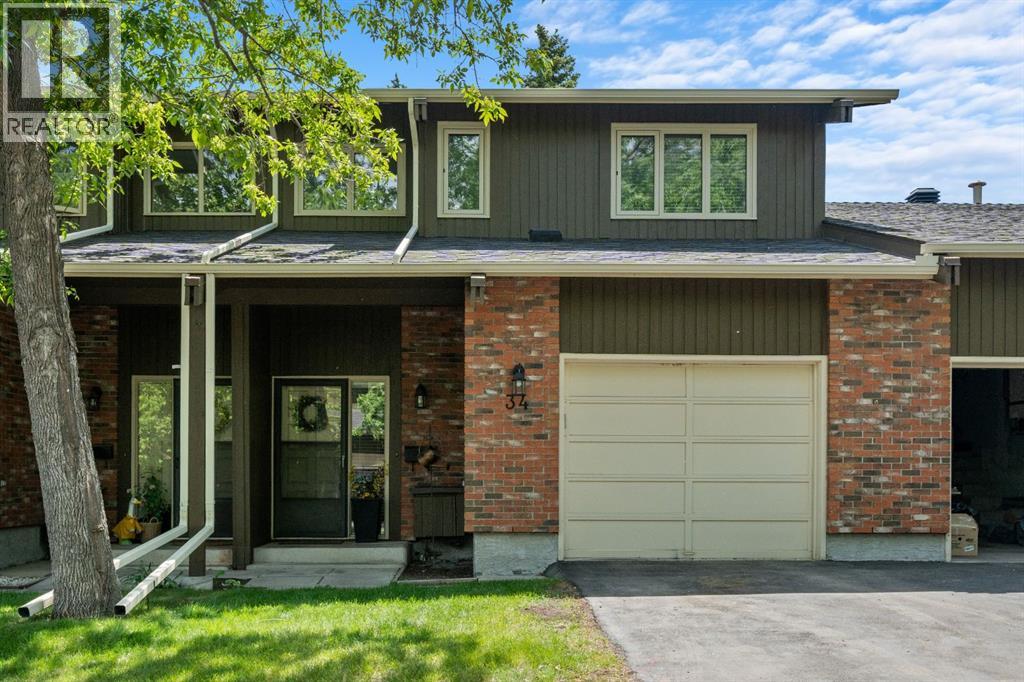 Row / Townhouse for Sale in 34, 10001 Brookpark Boulevard SW|Calgary, Alberta T2W3E3