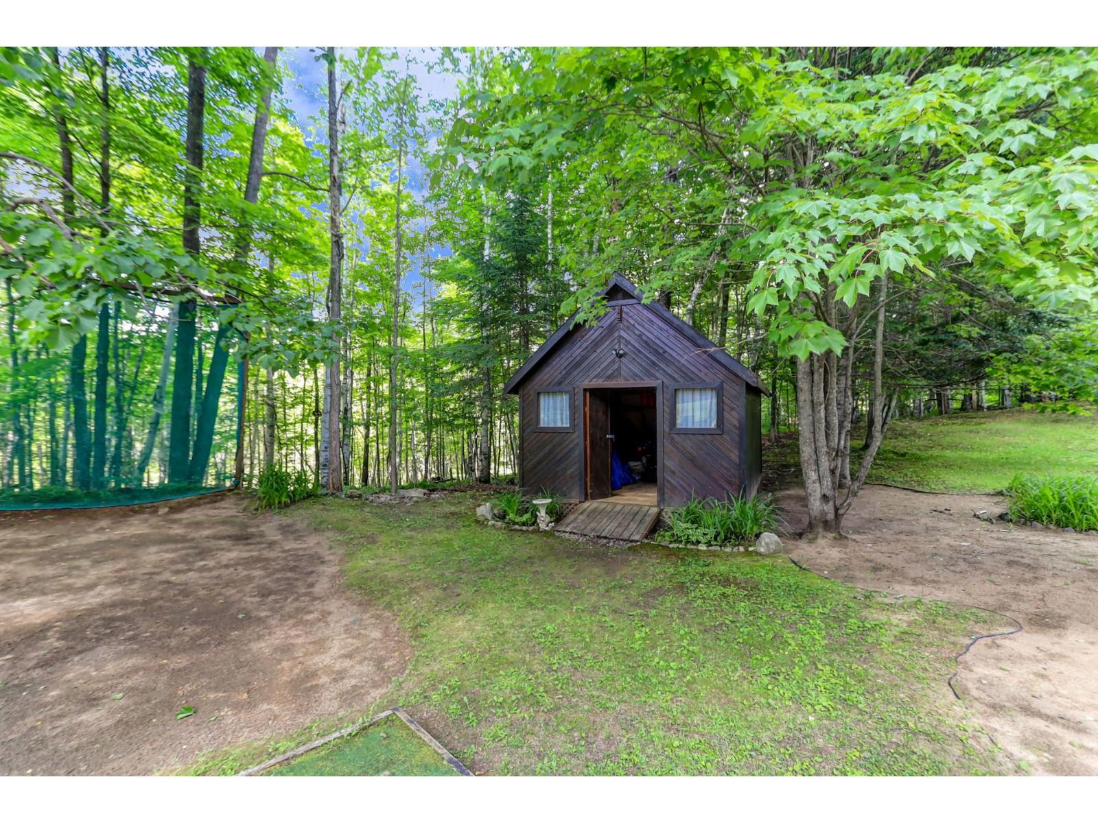 L'Arc～en～Ciel For sale: Rue de l'Arc-en-Ciel, Lac-des-Seize-Îles, Quebec J0T1Y1