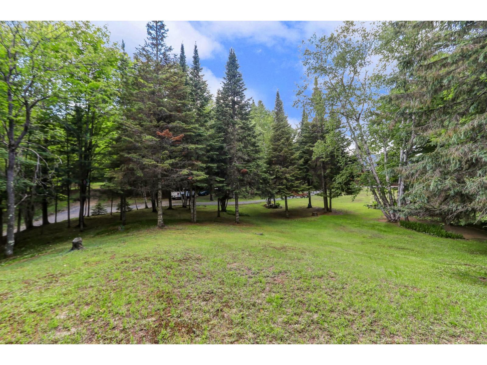 L'Arc～en～Ciel For sale: Rue de l'Arc-en-Ciel, Lac-des-Seize-Îles, Quebec J0T1Y1