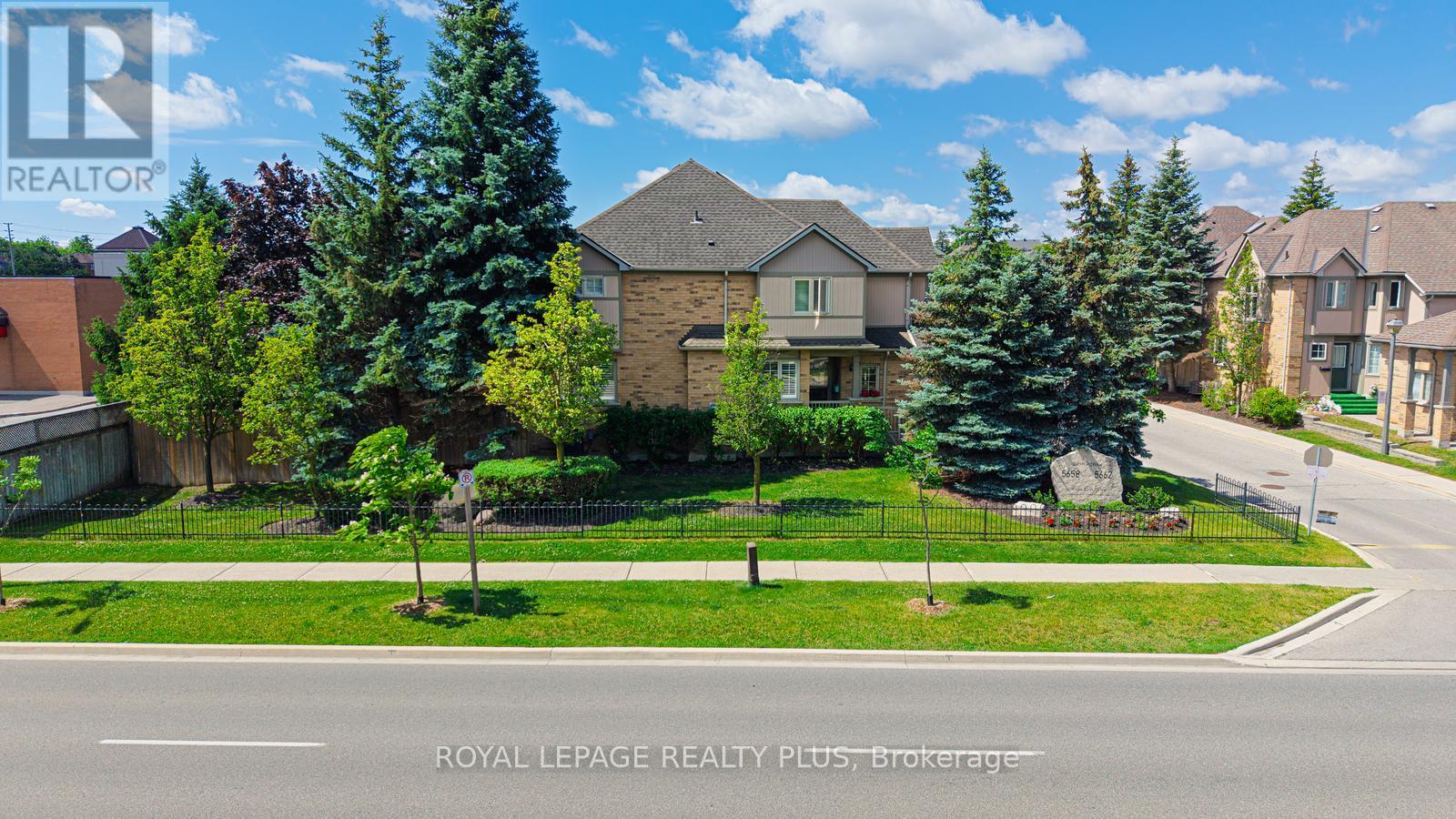 Row / Townhouse for Sale in 1 - 5658 GLEN ERIN DRIVE|Mississauga (Central Erin Mills), Ontario L5M6C4 3