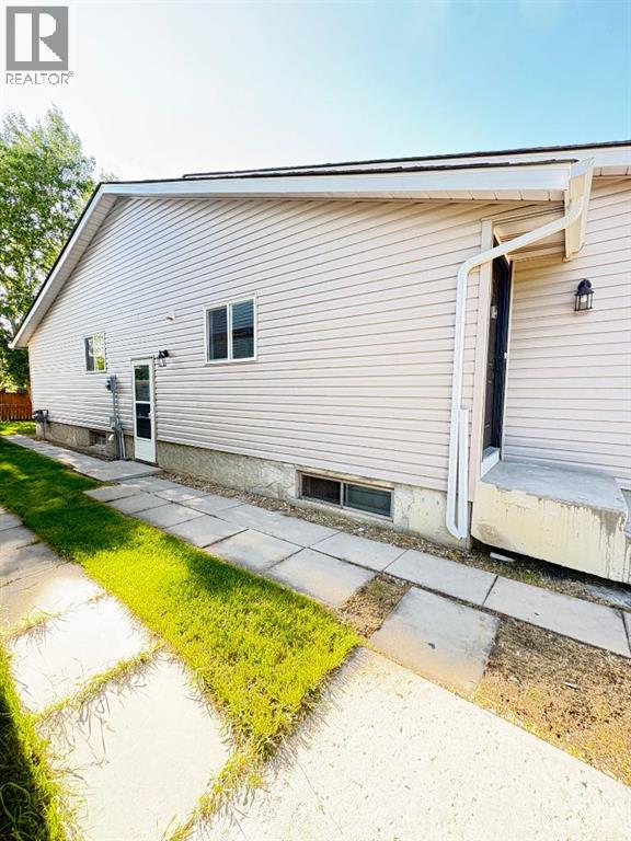 House for Sale in 6879 Rundlehorn Drive NE|Calgary, Alberta T1Y4P2 4