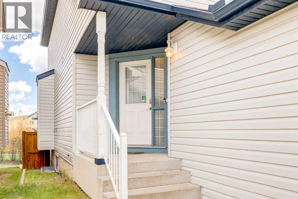 House for Sale in 324 Evermeadow Road SW|Calgary, Alberta T2Y4X2 2