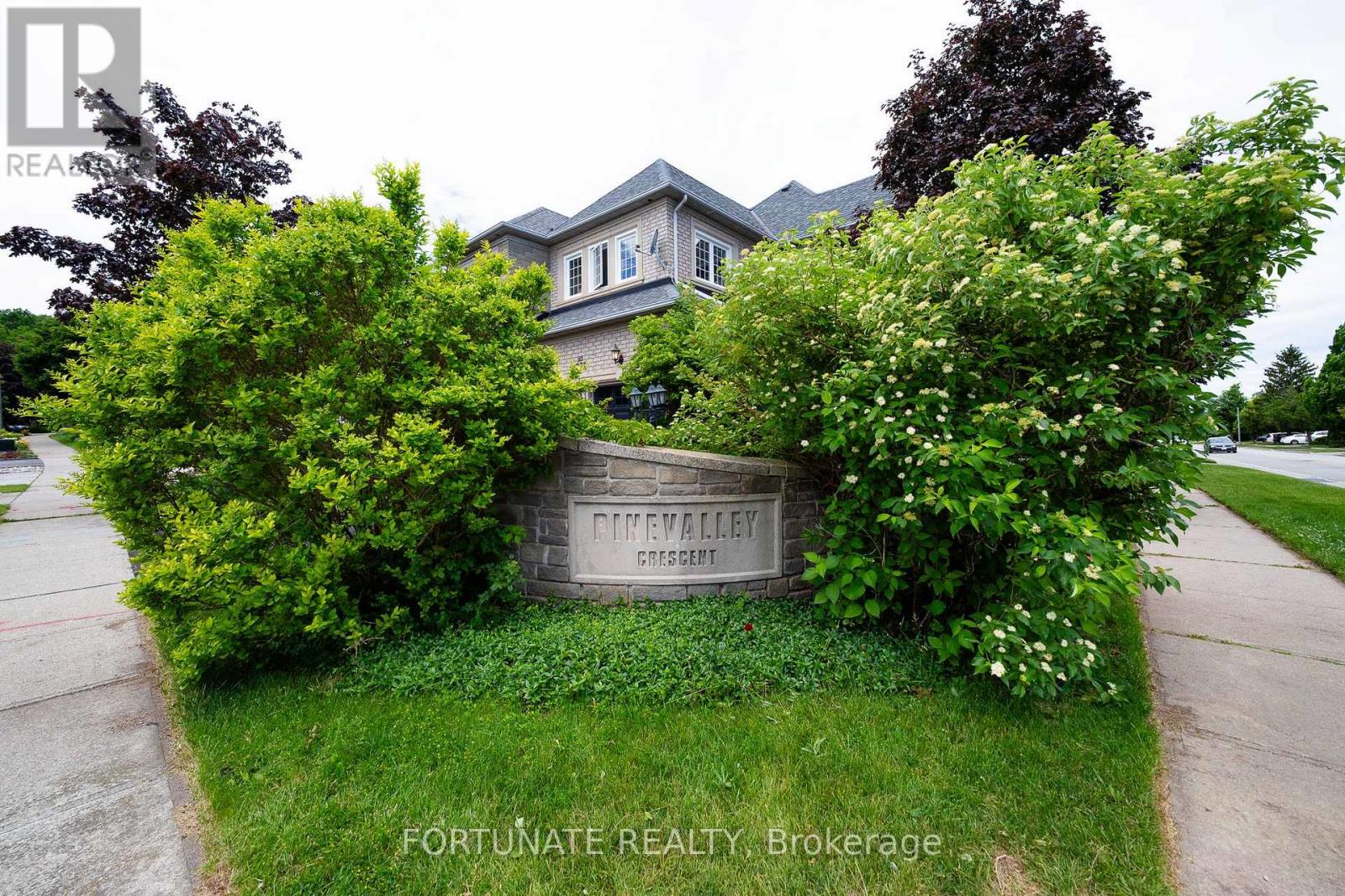 Row / Townhouse for Sale in 2071 PINEVALLEY CRESCENT|Oakville (JC Joshua Creek), Ontario L6H6L8
