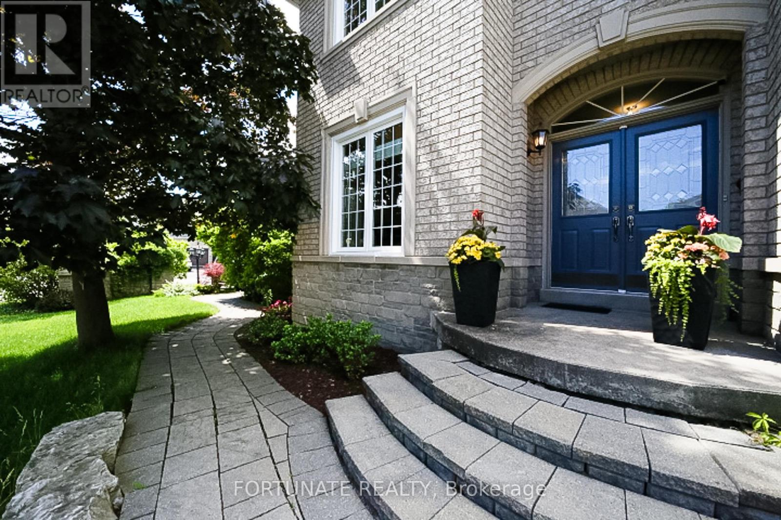 Row / Townhouse for Sale in 2071 PINEVALLEY CRESCENT|Oakville (JC Joshua Creek), Ontario L6H6L8 2