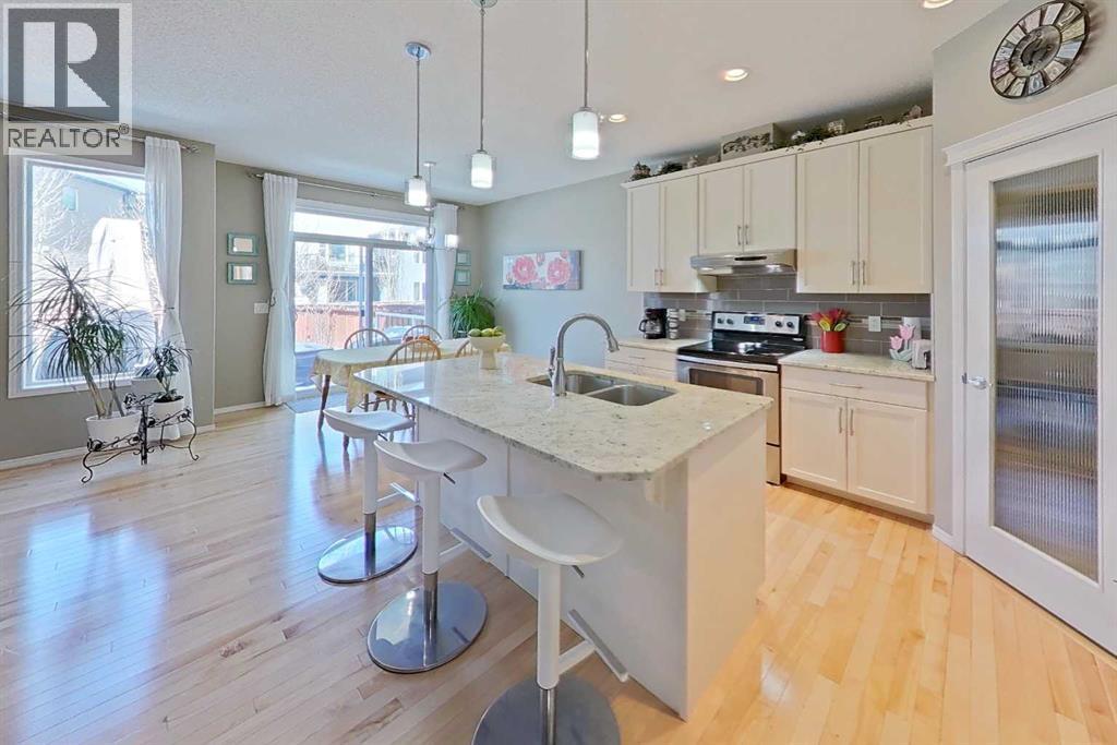 House for Sale in 28 Cranarch Crescent SE|Calgary, Alberta T3M2J2 3