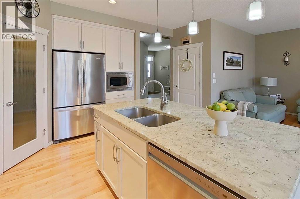 House for Sale in 28 Cranarch Crescent SE|Calgary, Alberta T3M2J2 2