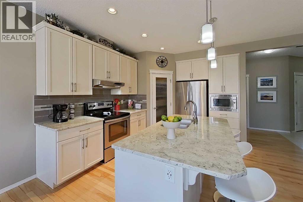 House for Sale in 28 Cranarch Crescent SE|Calgary, Alberta T3M2J2 4