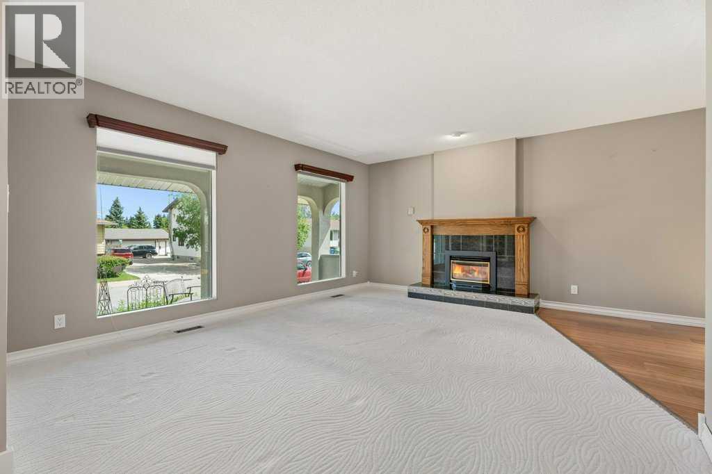 House for Sale in 2843 Cedar Ridge Drive SW|Calgary, Alberta T2W2B2 4