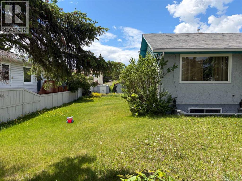 House for Sale in 4327 70 Street NW|Calgary, Alberta T3B2K4 2