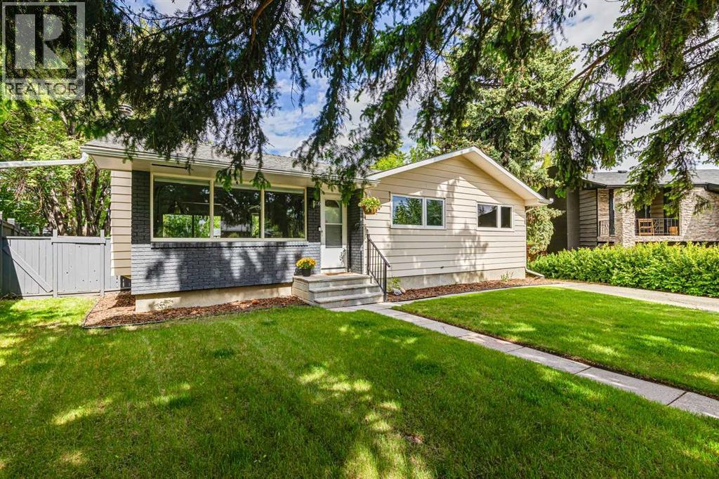 House for Sale in 116 Gloucester Crescent SW|Calgary, Alberta T3E4V2