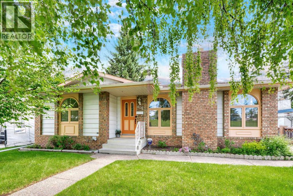 House for Sale in 808 Canterbury Drive SW|Calgary, Alberta T2W2A1