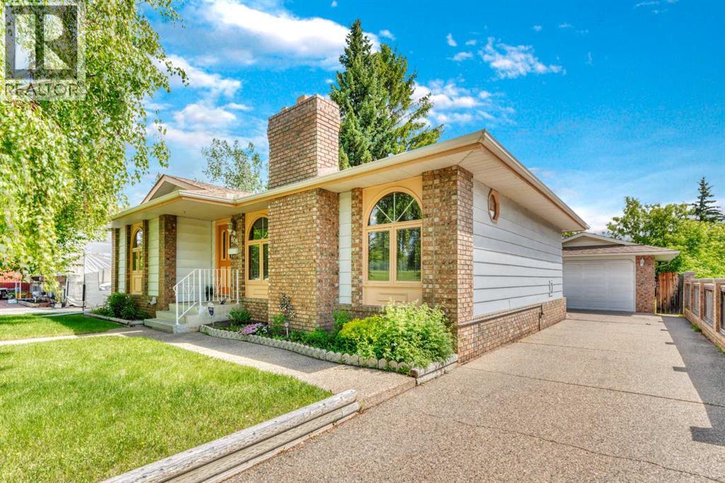 House for Sale in 808 Canterbury Drive SW|Calgary, Alberta T2W2A1 2