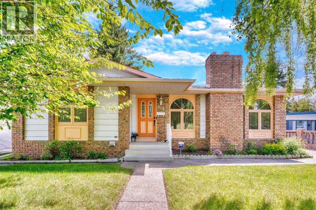 House for Sale in 808 Canterbury Drive SW|Calgary, Alberta T2W2A1 3