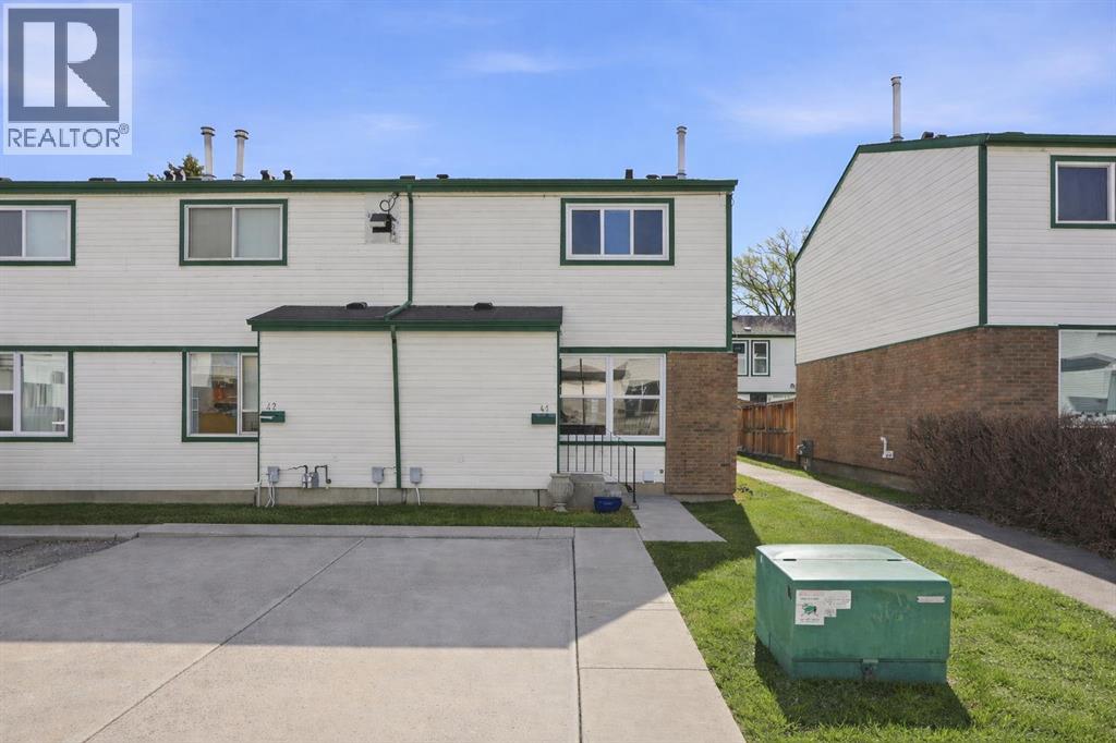 Row / Townhouse for Sale in 41, 100 Pennsylvania Road SE|Calgary, Alberta T2A4Y8