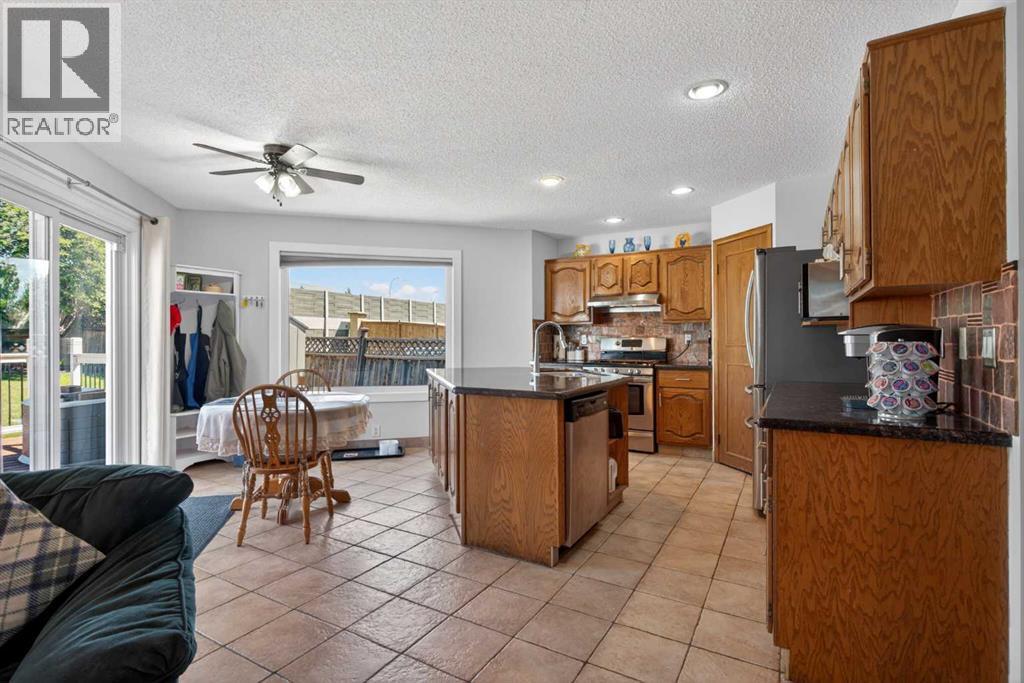 House for Sale in 101 Douglasbank Way SE|Calgary, Alberta T2Z1W4 2