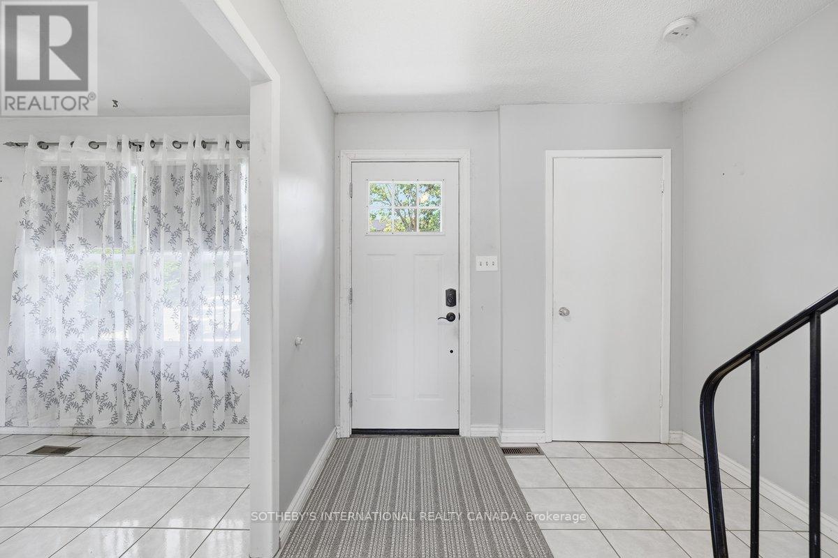 Row / Townhouse for Sale in 34 - 120 FALCONER DRIVE|Mississauga (Streetsville), Ontario L5N1P5 2