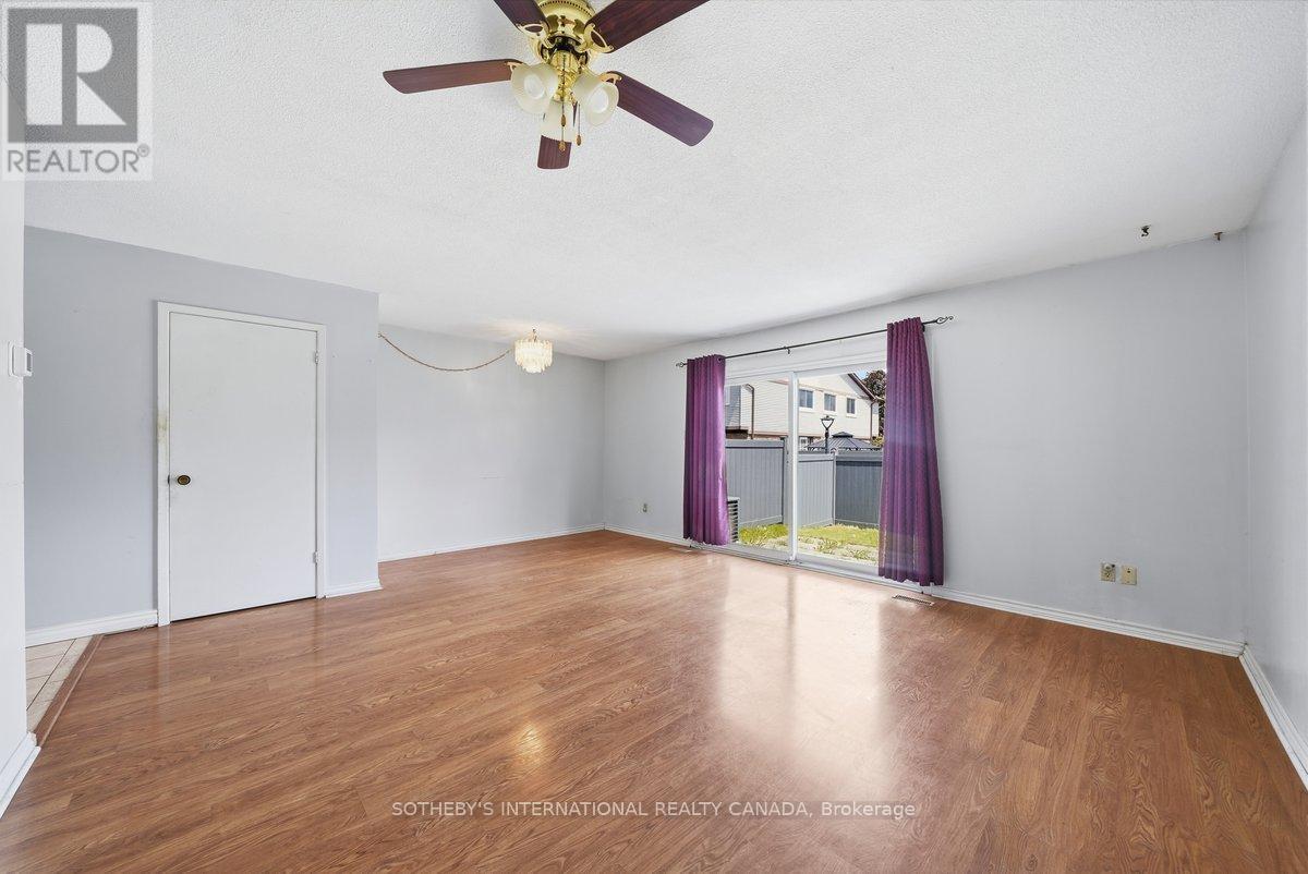 Row / Townhouse for Sale in 34 - 120 FALCONER DRIVE|Mississauga (Streetsville), Ontario L5N1P5 3
