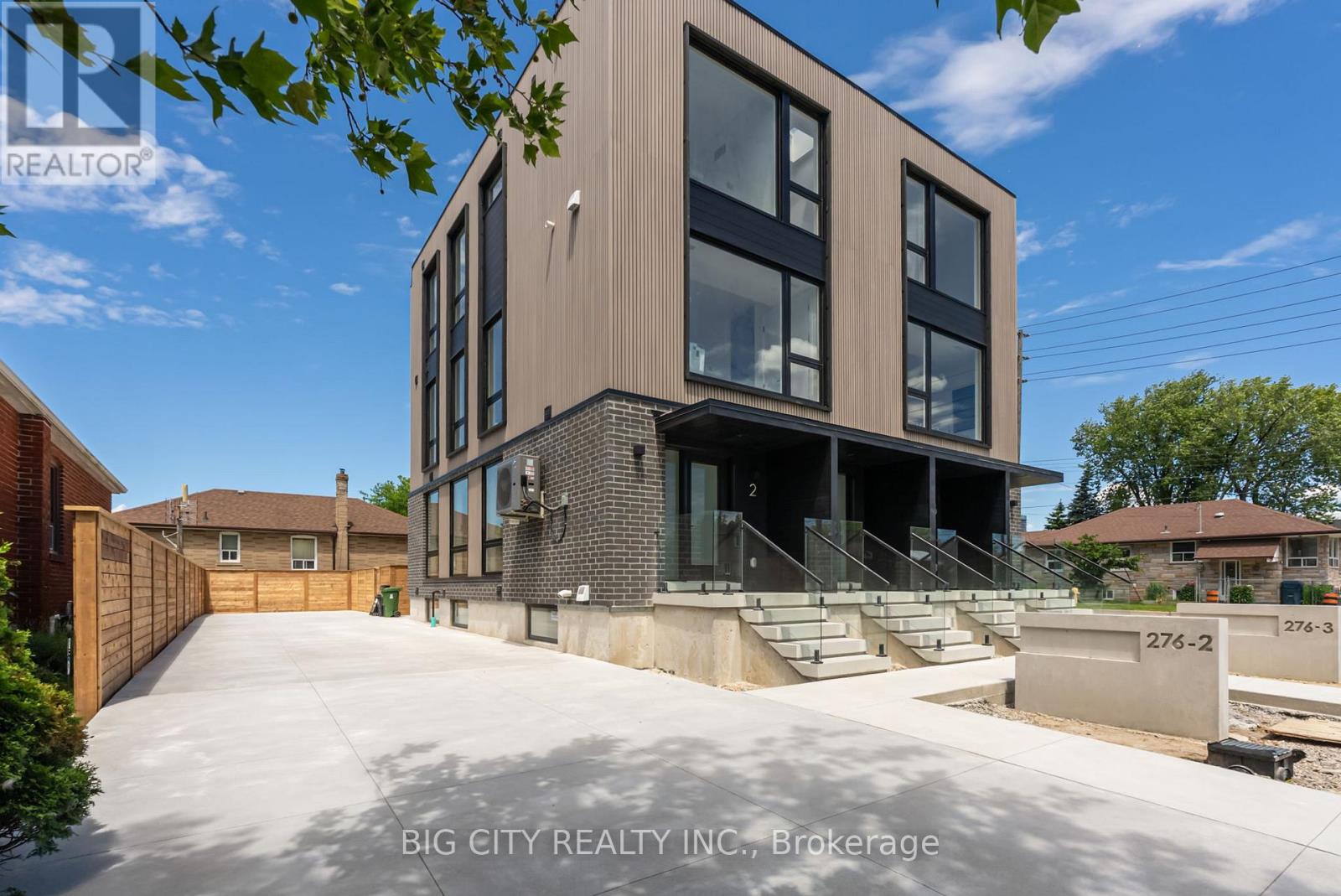 Row / Townhouse for Sale in 3 - 276 LANOR AVENUE|Toronto (Alderwood), Ontario M8W2P9 2