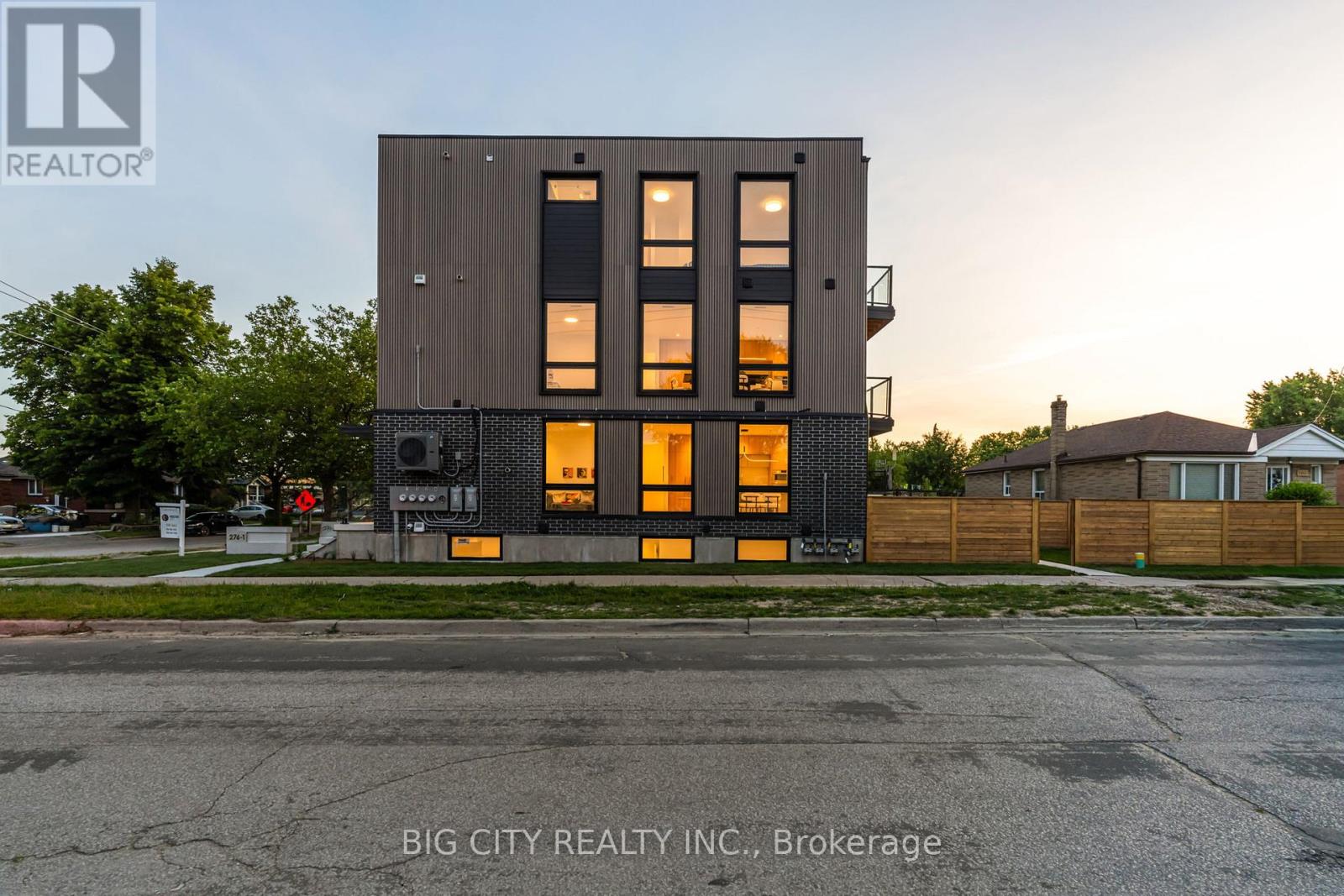 Row / Townhouse for Sale in 1 - 276 LANOR AVENUE|Toronto (Alderwood), Ontario M8W2P9 5