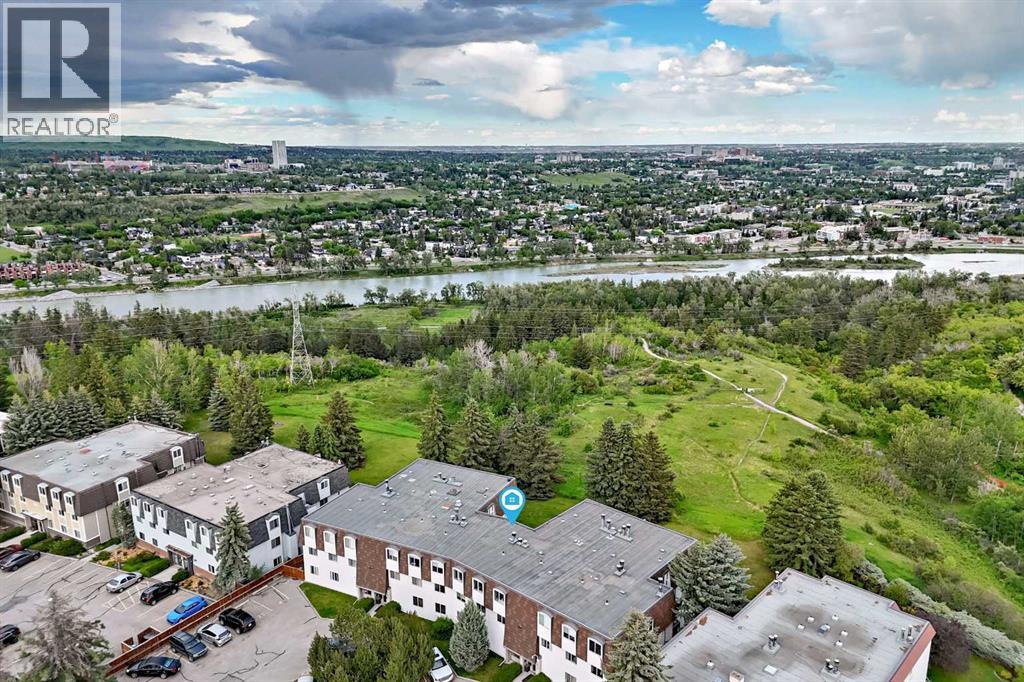 Apartment for Sale in 201, 516 Cedar Crescent SW|Calgary, Alberta T3C2Y8 2