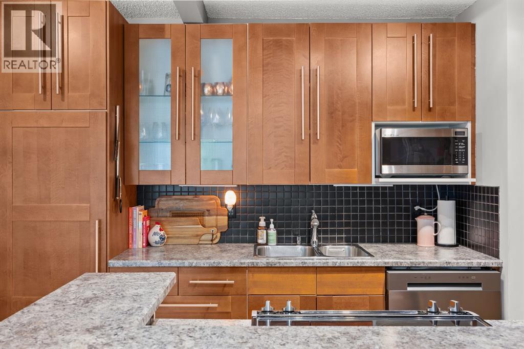 Apartment for Sale in 304, 924 18 Avenue SW|Calgary, Alberta T2T0H1 3