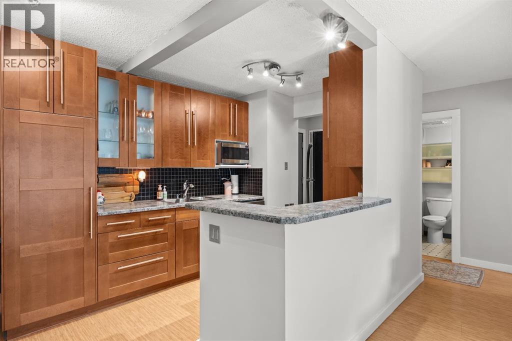 Apartment for Sale in 304, 924 18 Avenue SW|Calgary, Alberta T2T0H1 2