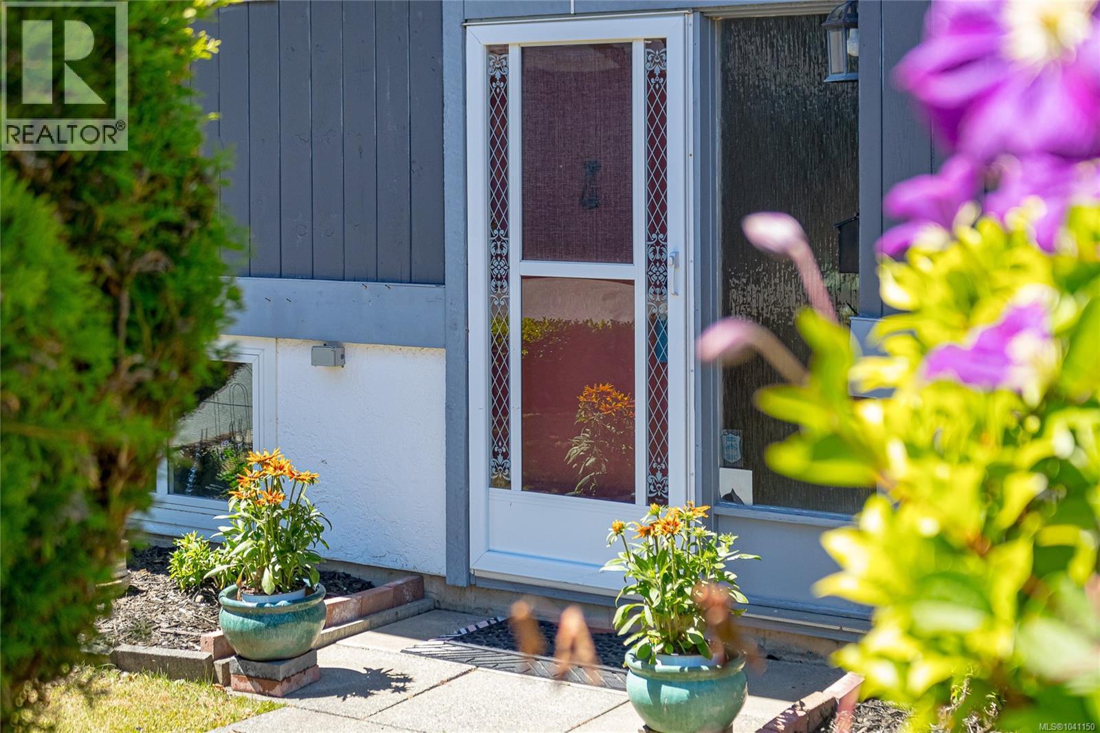 For sale: 1 4391 Torquay Dr, Saanich, British Columbia V8N3L3