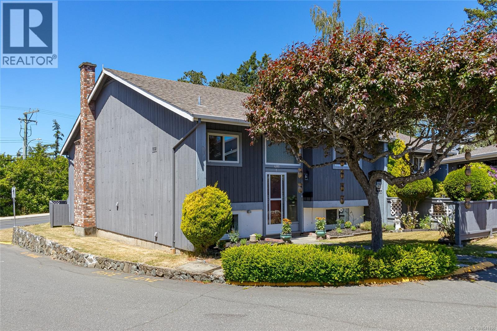 For sale: 1 4391 Torquay Dr, Saanich, British Columbia V8N3L3