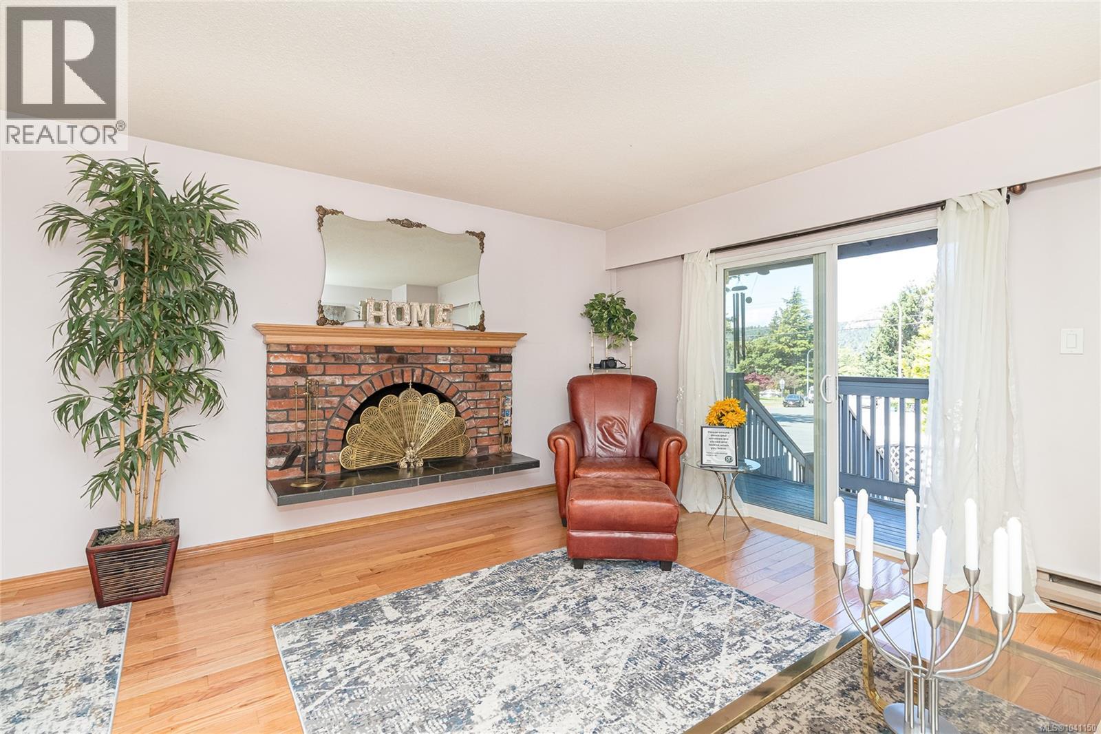 For sale: 1 4391 Torquay Dr, Saanich, British Columbia V8N3L3