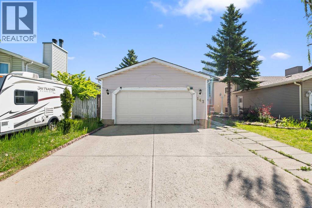 House for Sale in 143 Castlebrook Rise NE|Calgary, Alberta T3J1Y3 2