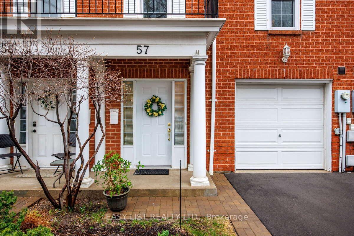 Row / Townhouse for Sale in 57 STORNWOOD COURT|Brampton (Fletcher's Creek South), Ontario L6W4J1