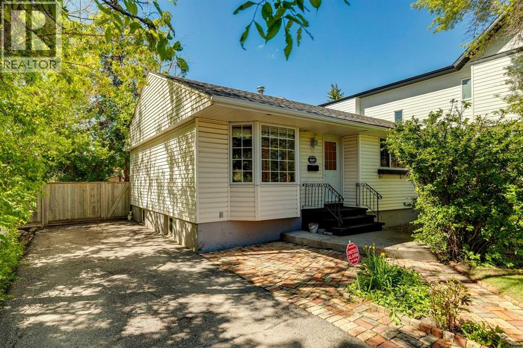 House for Sale in 3607 Kilkenny Road SW|Calgary, Alberta T3E4R7 2