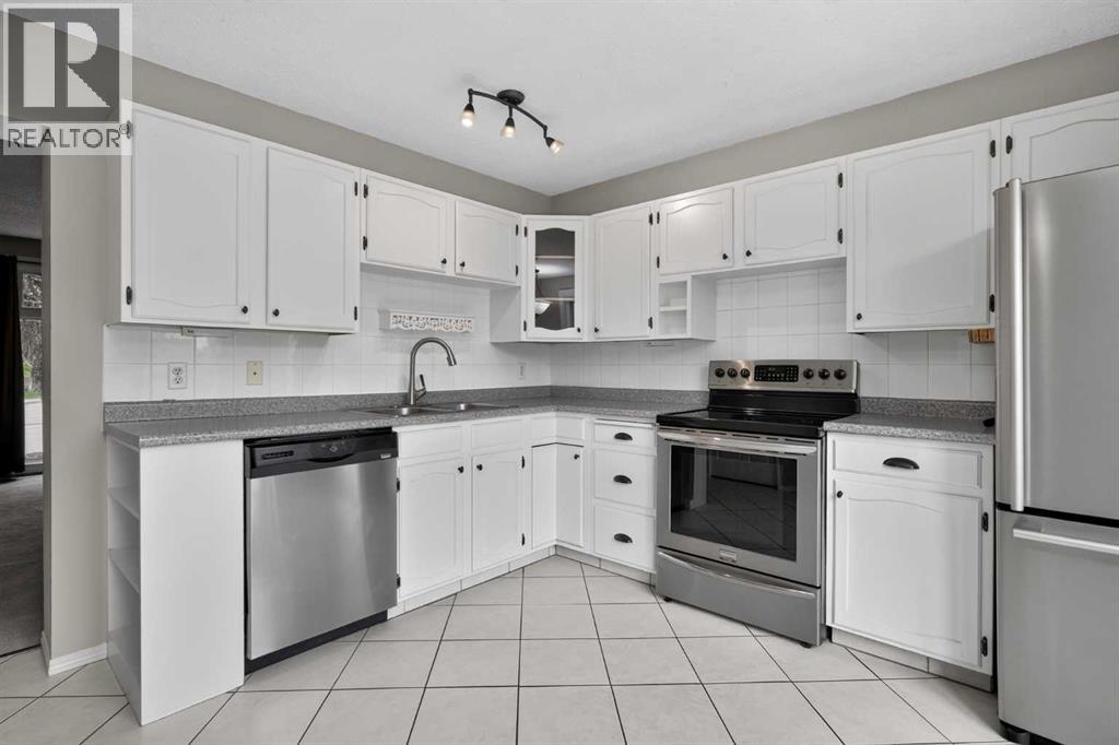 Duplex for Sale in 5202 Dalhousie Drive NW|Calgary, Alberta T3A1B5 4