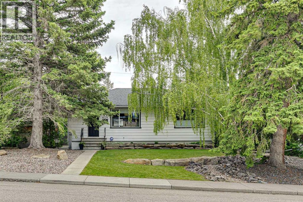 House for Sale in 4024 Grove Hill Road SW|Calgary, Alberta T3E4E6