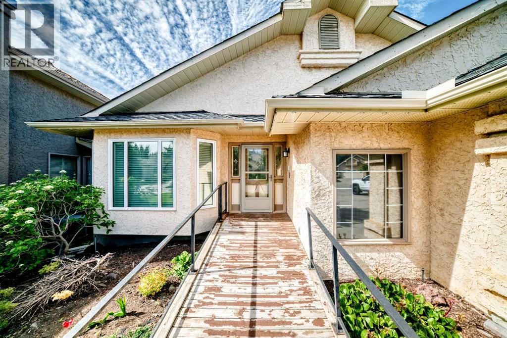 House for Sale in 227 Hawkside Mews NW|Calgary, Alberta T3G3J4 2