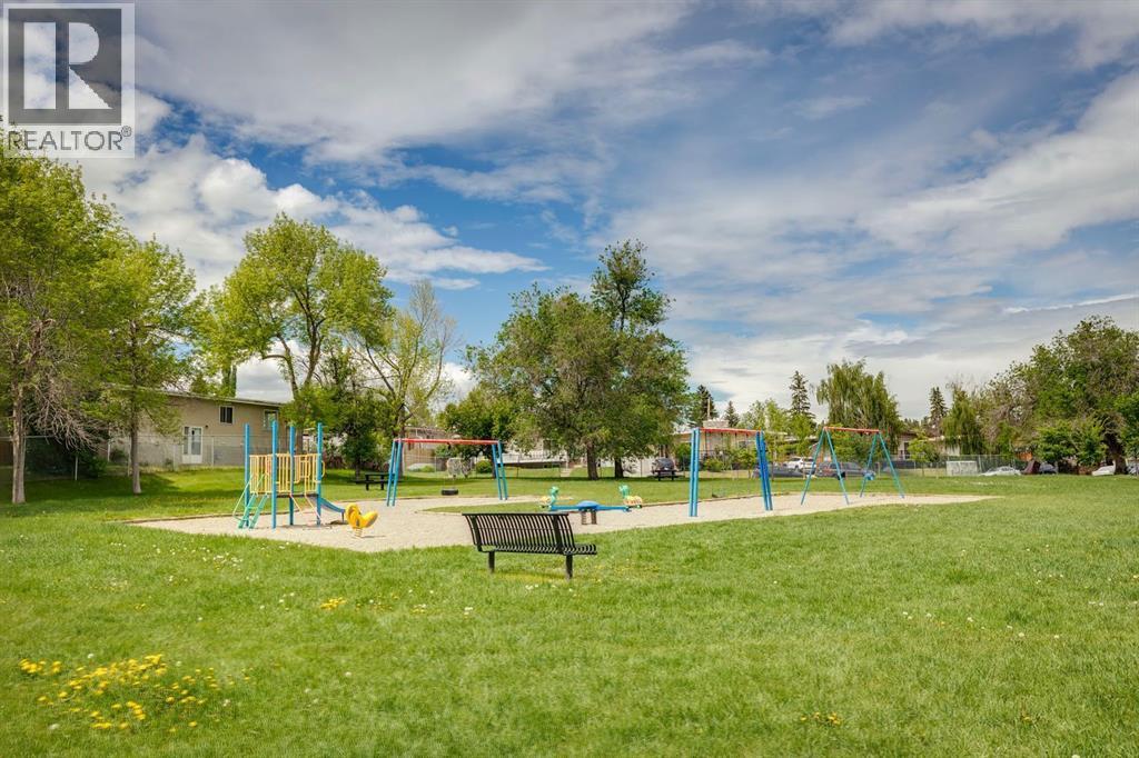 Row / Townhouse for Sale in 18, 11240 6 Street SW|Calgary, Alberta T2W1V9 2