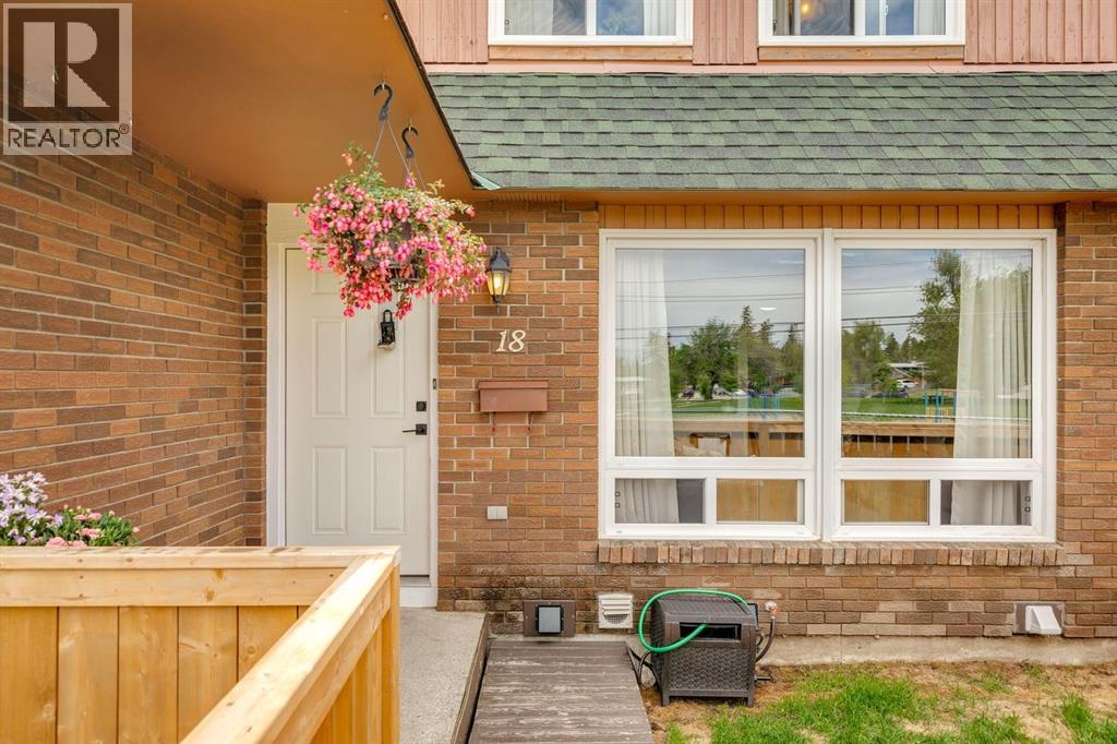 Row / Townhouse for Sale in 18, 11240 6 Street SW|Calgary, Alberta T2W1V9