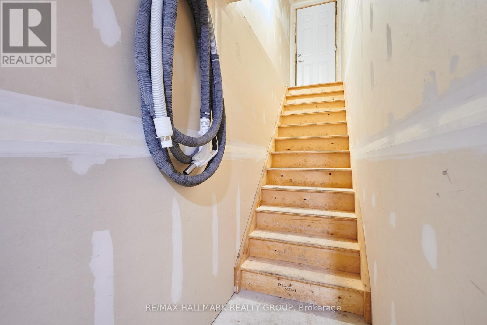 渥太华Orleans定制豪宅｜6卧5卫背靠溪谷｜双楼梯设计 - 43