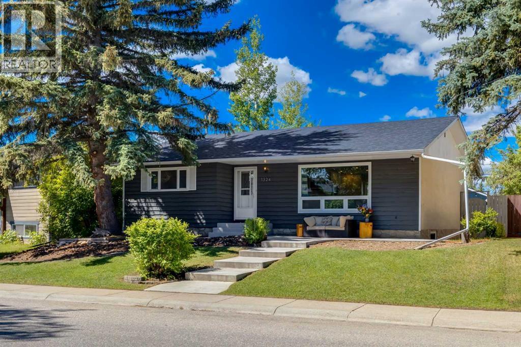 House for Sale in 1324 Lake Sylvan Drive SE|Calgary, Alberta T2J3C8