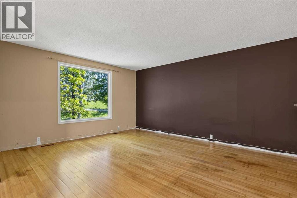 House for Sale in 130 Woodbrook Way SW|Calgary, Alberta T2W4R6 4
