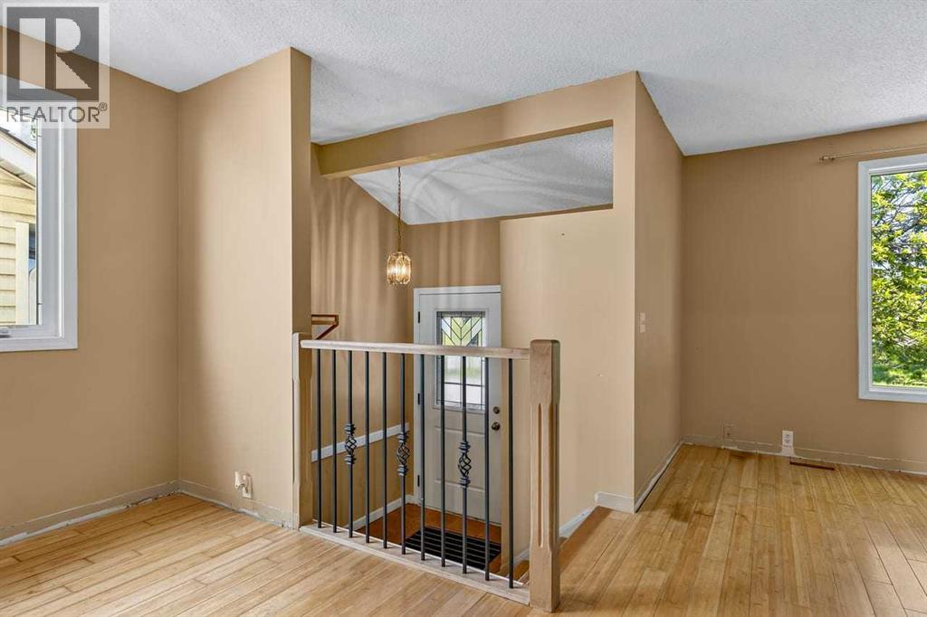 House for Sale in 130 Woodbrook Way SW|Calgary, Alberta T2W4R6 2