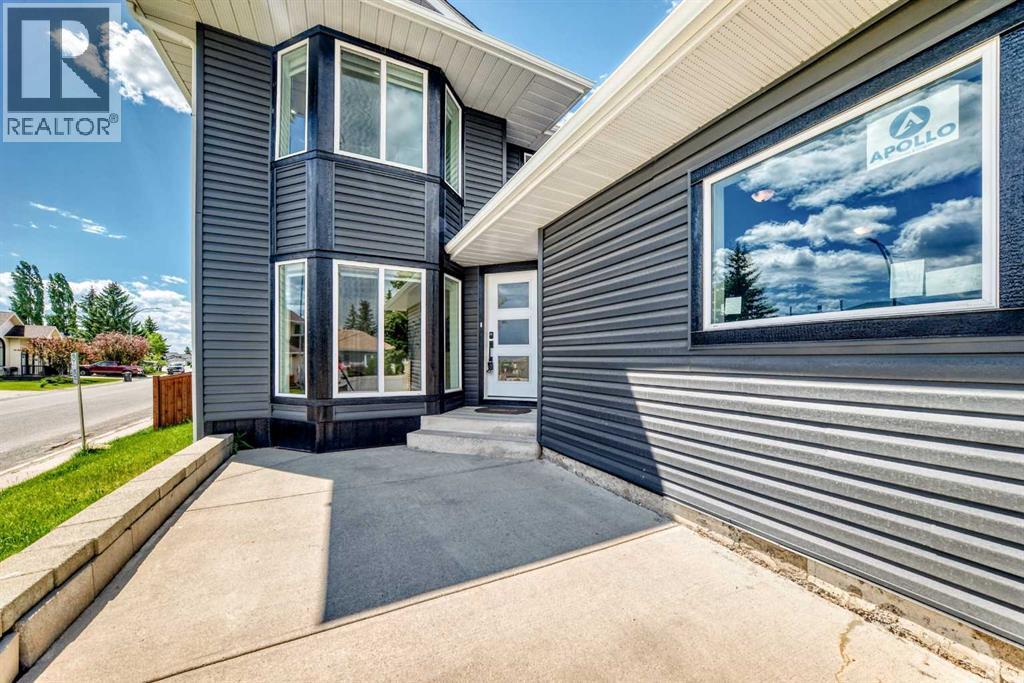House for Sale in 112 Christie Park Manor SW|Calgary, Alberta T3H2E8 3