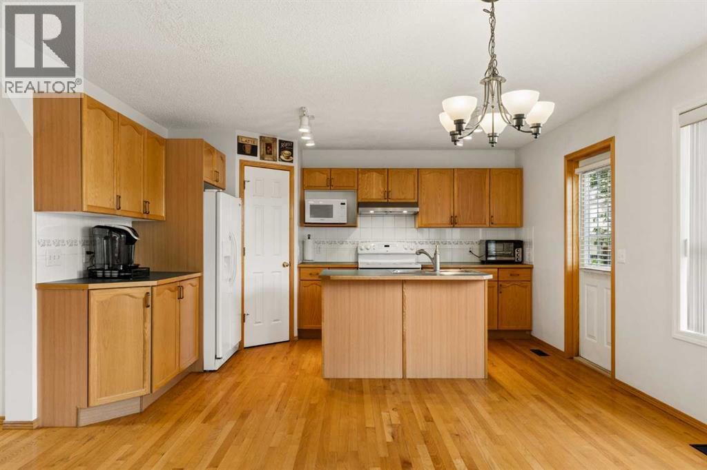 House for Sale in 72 Douglas Glen Heights SE|Calgary, Alberta T2Z3T5 5