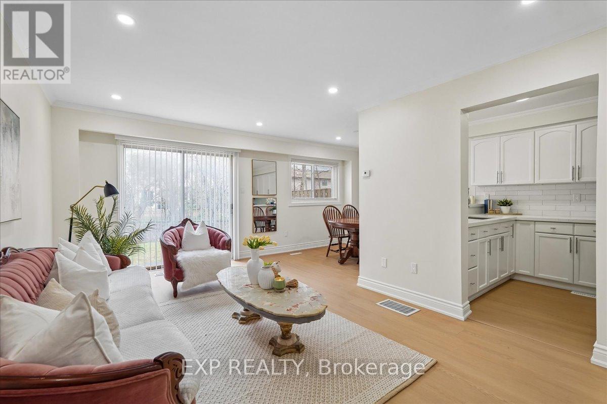 Row / Townhouse for Sale in 72 - 1556 LANCASTER DRIVE|Oakville (FA Falgarwood), Ontario L6H2Z4 4