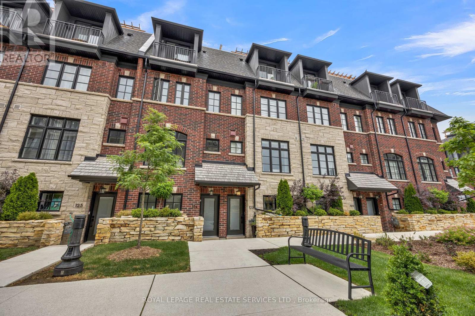 Row / Townhouse for Sale in 35 LUNAR CRESCENT|Mississauga (Streetsville), Ontario L5M2P6 2
